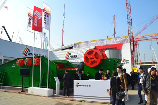 南昌礦機(jī)寶馬展展出顎式破碎機(jī)及振動(dòng)篩設(shè)備