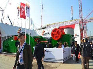 南昌礦機攜2TSK3075橢圓振動篩、顎式破碎機等設(shè)備盛裝亮相寶馬展