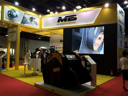 上海磨寶MB攜帶專利性顎式粉碎鏟斗和銑挖機出席上海國際建筑垃圾處理展