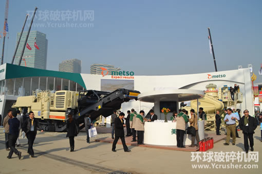 美卓礦機(jī)寶馬展展臺(tái)展出的移動(dòng)破碎站、鄂式破碎機(jī)、液壓圓錐破碎機(jī)
