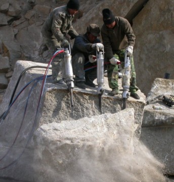 水晶礦無炸藥開采設(shè)備，液壓靜爆機(jī) 