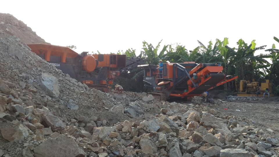 履帶式移動(dòng)破碎機(jī)產(chǎn)品圖片