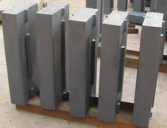 供應(yīng)反擊式破碎機高絡(luò)合金板錘在礦山領(lǐng)域起著重要