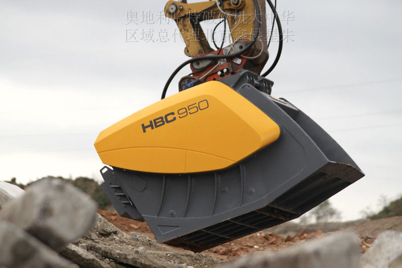 裝在挖機(jī)上的破碎機(jī)