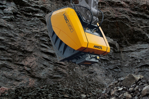 裝在挖掘機上的破碎機產(chǎn)品圖片