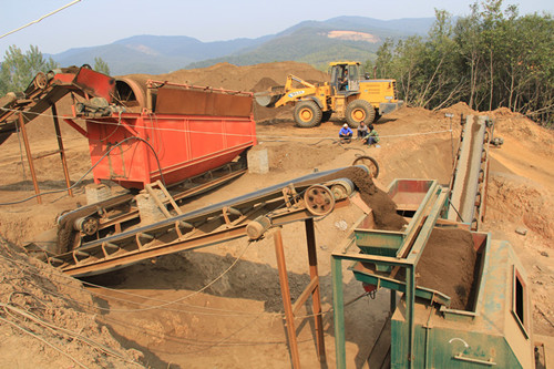 專業(yè)生產(chǎn)湖北礦山磁選設(shè)備，貧鐵礦磁選