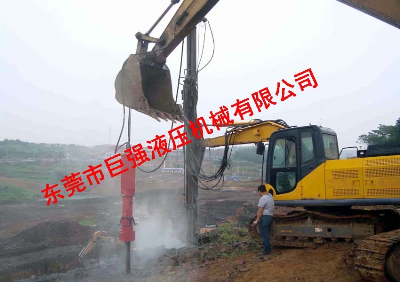 大劈裂機力量和效率超越手提式劈裂機  大劈裂機是針對不能爆破作業(yè)并要求產(chǎn)量高、工期緊等技術(shù)難度大的土石方工程，大劈裂機裂開巖石超明顯  、效率超快、產(chǎn)量更高、成本更低，這款設(shè)備的優(yōu)勢是能快速大量的脹裂產(chǎn)品圖片