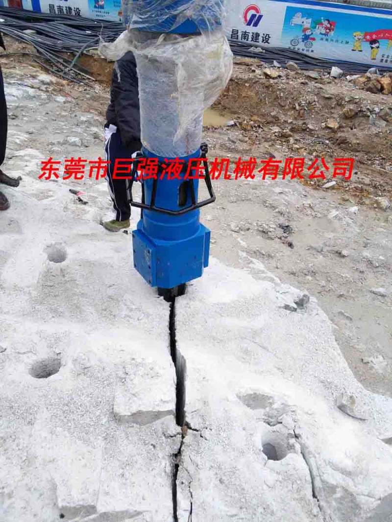 超大型分裂機(jī)破石較重要的是施工效率高   常見免爆破工藝設(shè)備介紹 1：膨脹劑 膨脹劑是一種化學(xué)外加劑，加在水泥中，當(dāng)水泥凝結(jié)硬化時，隨之體積膨脹，以達(dá)到劈裂巖石的作用。  優(yōu)點：單價低，前期投入成本不產(chǎn)品圖片