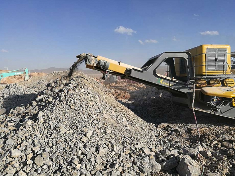 鄂式移動(dòng)破碎站現(xiàn)場(chǎng)出料圖產(chǎn)品圖片