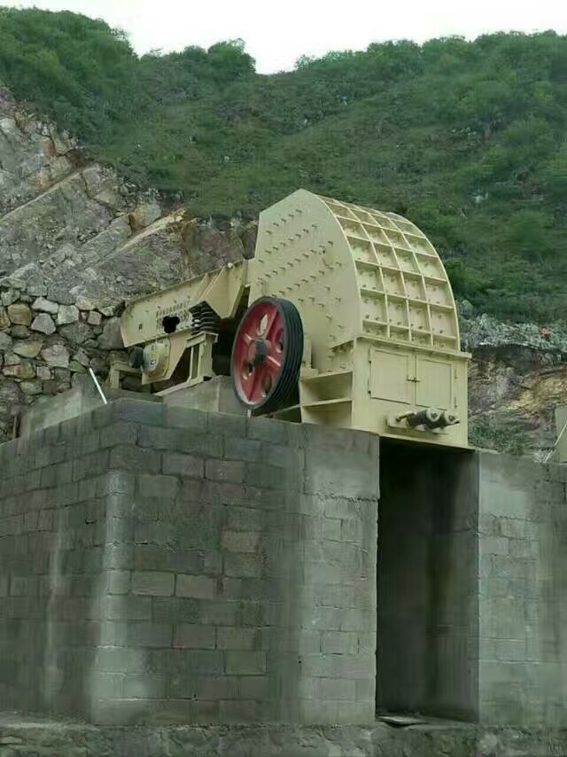 1512型重錘式破碎機(jī)產(chǎn)品圖片