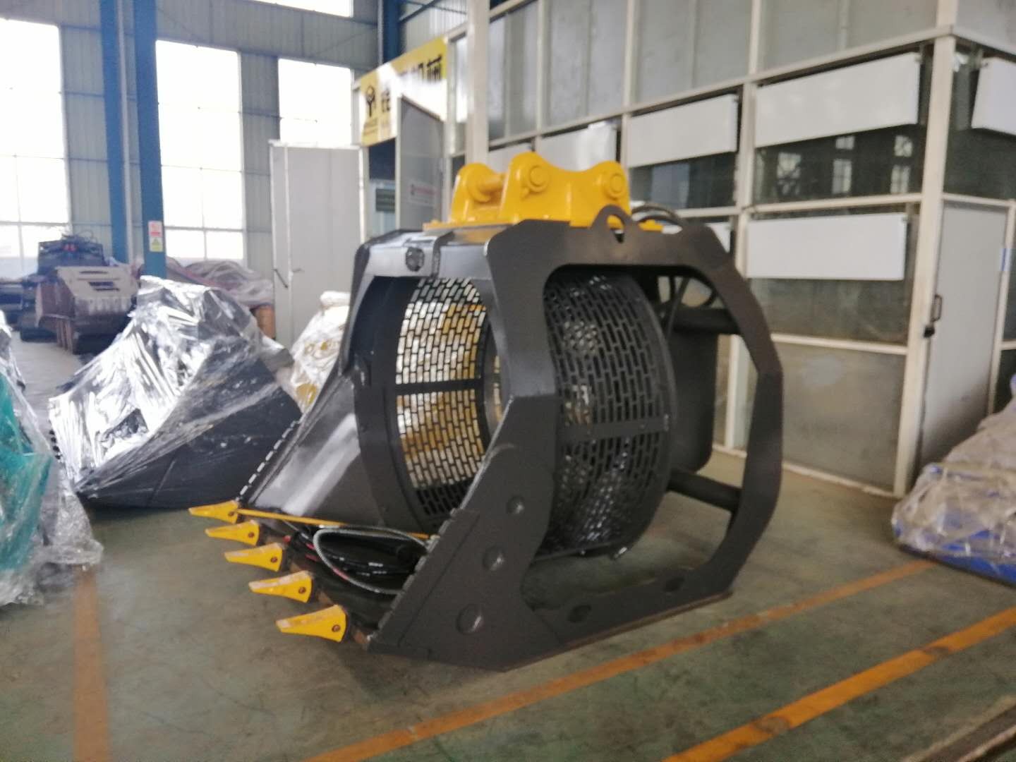 挖機(jī)移動(dòng)式篩沙機(jī)