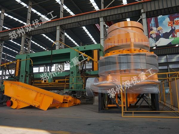 近日鄭州雙優(yōu)花崗巖移動(dòng)式破碎站發(fā)往廣東佛山客戶(hù)現(xiàn)場(chǎng)