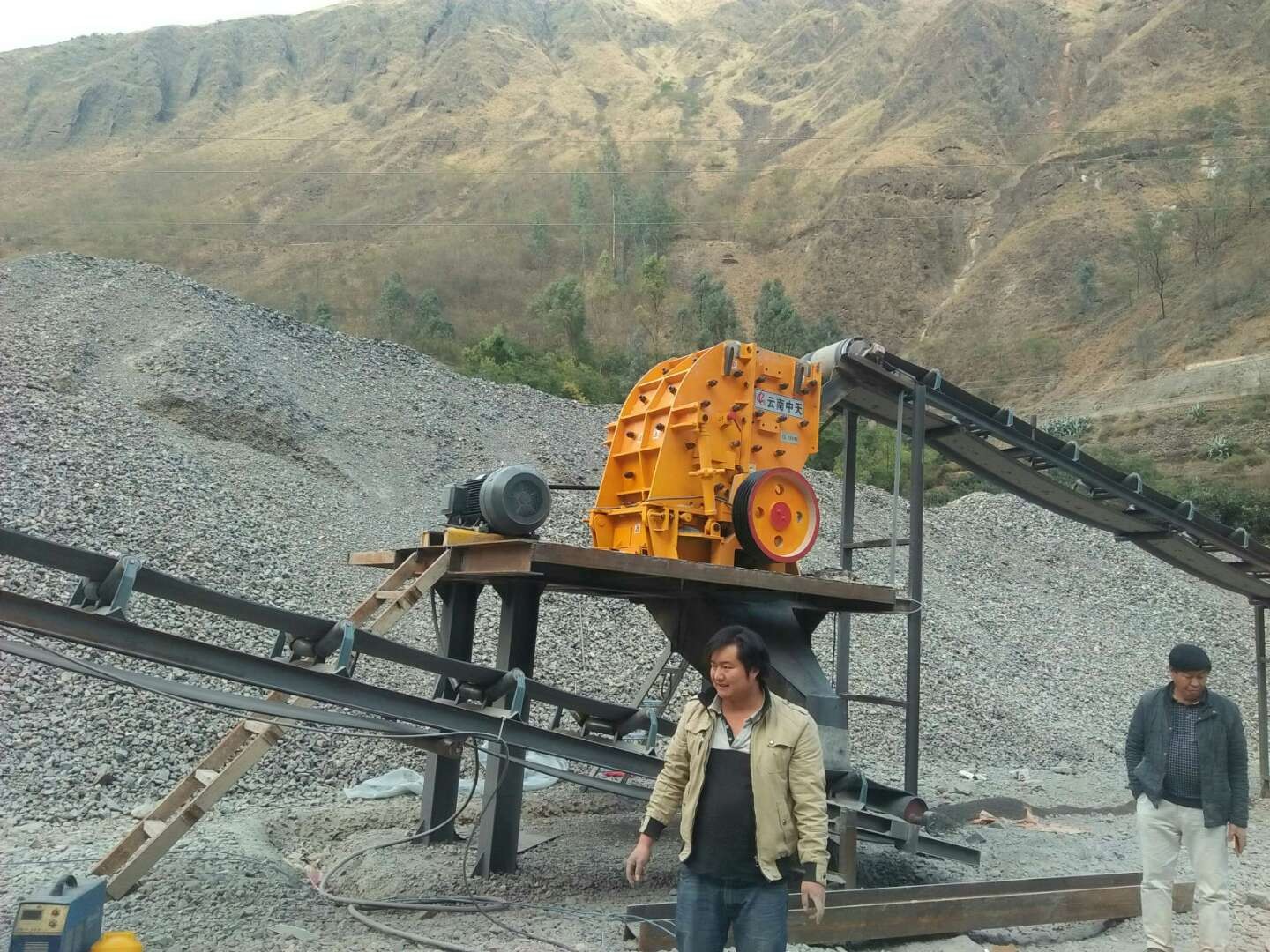 二手砂石料生產(chǎn)線設(shè)備廠家代客戶處理