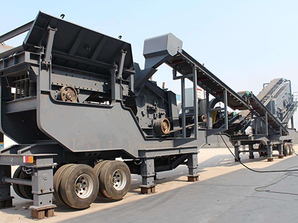 穿梭在礦山建筑垃圾石料場中的移動破碎站究竟有多好用