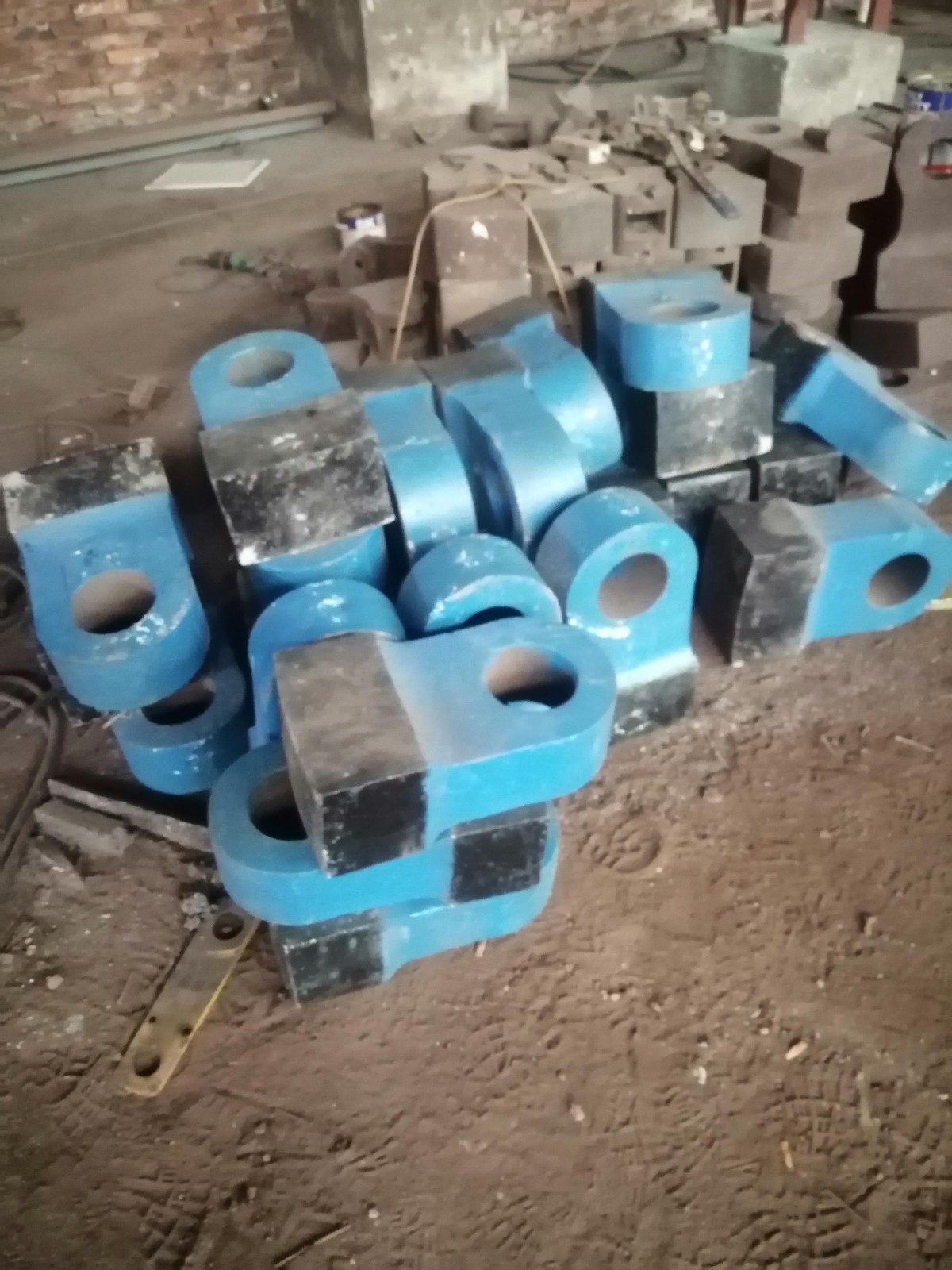 各種破碎機合金錘頭產(chǎn)品圖片