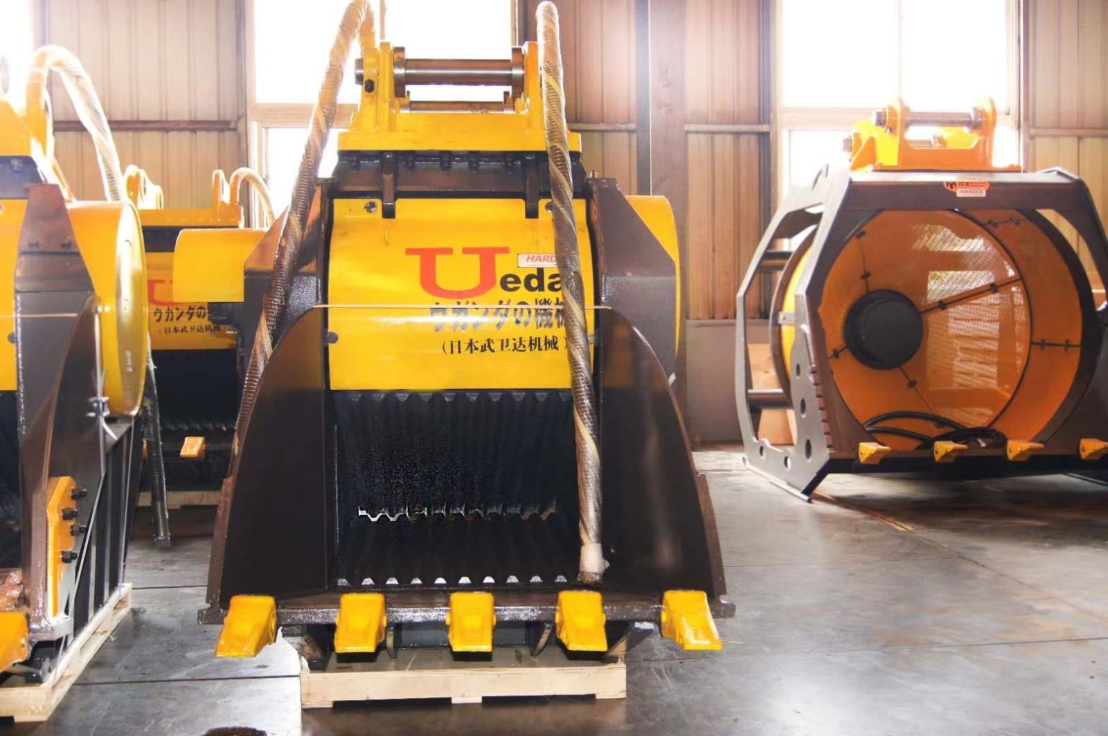 裝在挖掘機(jī)上的鄂破  破碎斗  粉碎斗