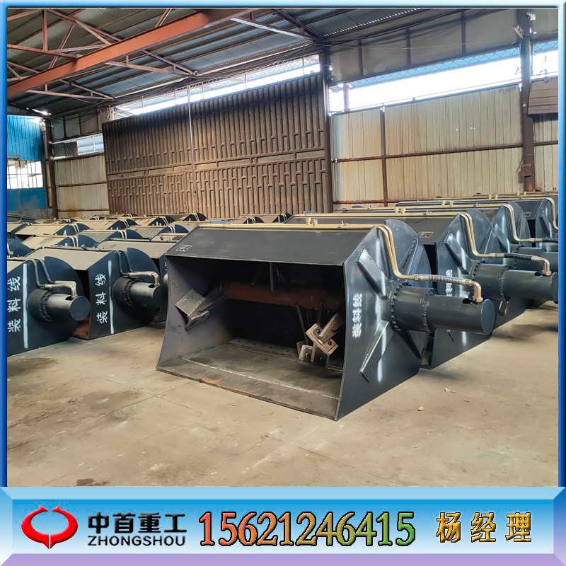 鏟車加裝攪拌斗生產(chǎn)圖片攪拌鏟車攪拌沙石料均勻細(xì)膩T