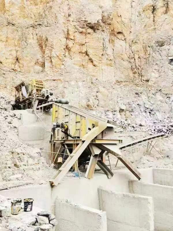 二手日產(chǎn)1500噸半移動石子生產(chǎn)線石料破碎機(jī)制砂機(jī)出售