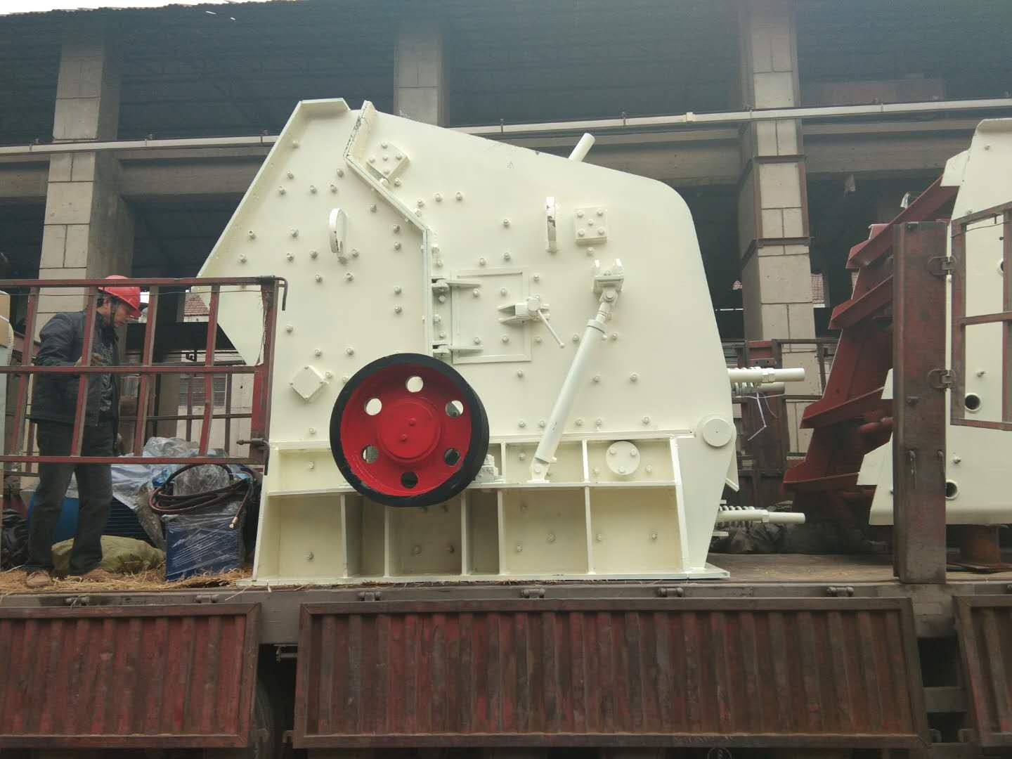 反擊式破碎機(jī)工作原理