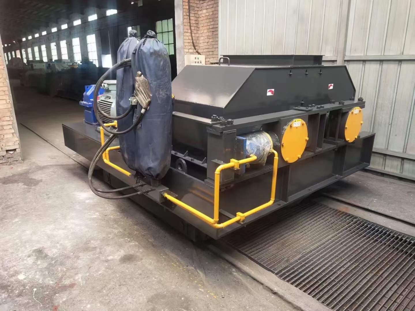 供應(yīng)鵝卵石液壓對輥破碎機(jī)輥式制砂機(jī)設(shè)備