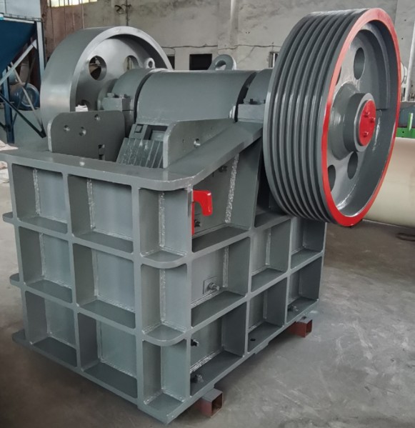 破碎金礦石顎式破碎機(jī)   細(xì)顎式破碎機(jī)