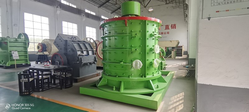 時(shí)產(chǎn)100噸1750立軸復(fù)合式制砂機(jī)