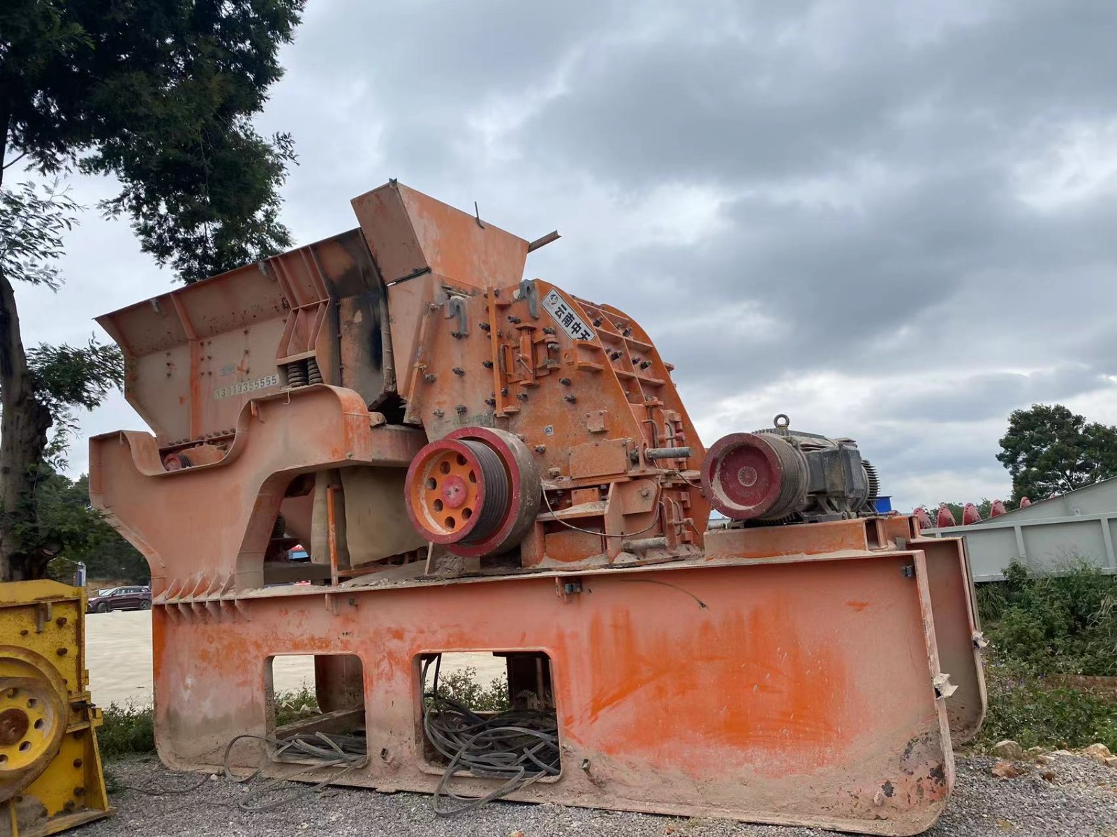 二手半移動時產(chǎn)150噸石子生產(chǎn)線石料破碎機(jī)23萬處理