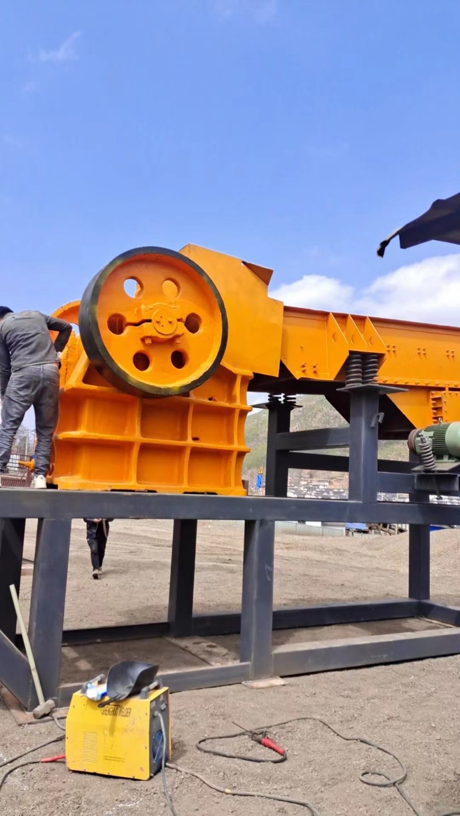 二手3060給料機(jī)帶46破整套電機(jī)齊時產(chǎn)40噸石子生產(chǎn)線處理