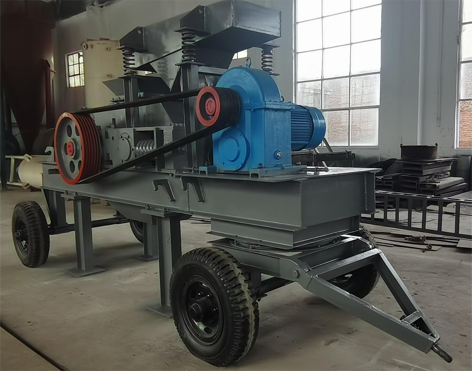 610×400移動(dòng)對(duì)輥式破碎站   碳素破碎機(jī)產(chǎn)品圖片