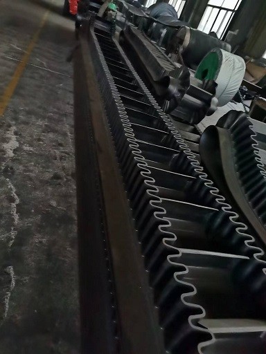 提升機(jī)波狀擋邊皮帶 大傾角鋼絲繩芯運(yùn)輸帶 運(yùn)輸擋邊提升帶