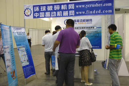 來環(huán)球破碎機網(wǎng)展臺咨詢的人群1