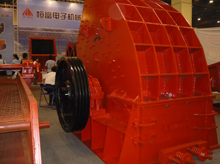 新鄉(xiāng)恒富電子機械錘式破碎機