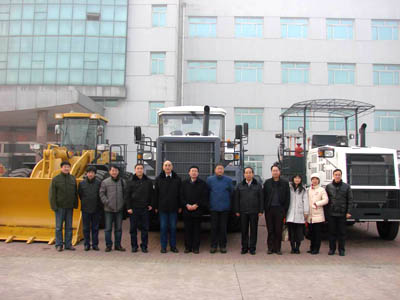 鑒定山東德工&ldquo;PSJ230水泥路面破碎機(jī)&rdquo;項(xiàng)目的專(zhuān)家合影