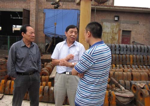 洛陽致力董事長王志宏（左）周平安教授（中）和王大偉總經理（右）一起探討升級改造方案