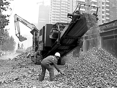 破碎機正在對建筑垃圾進行回收處理