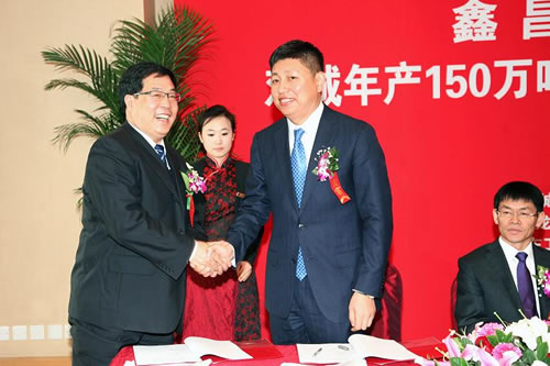 于寶池總經理與聞志剛董事長在項目合同上簽字