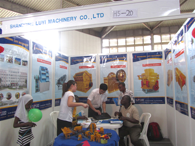 客戶至展臺詢問相關設備資料