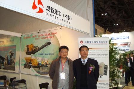 中國砂石協(xié)會秘書長韓繼先先生(右)蒞臨成智重工展位