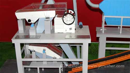 生產(chǎn)線模型中的破碎機(jī)、振動篩、輸送機(jī)設(shè)備