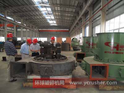 客戶參觀磨粉機(jī)廠家桂林鴻程的磨粉機(jī)生產(chǎn)車間