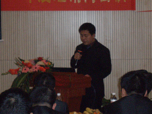 鴻程機械領導在2012年中經銷商會議中發表講話