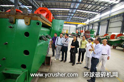 南昌礦機副總陪同瑞林專家一行參觀破碎機生產(chǎn)線