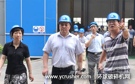 鄭州市副市長一行考察黎明重工上街移動破碎站生產車間