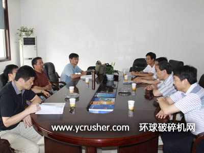 葛洲壩集團一行與洛陽大華重工領導在會議室交談