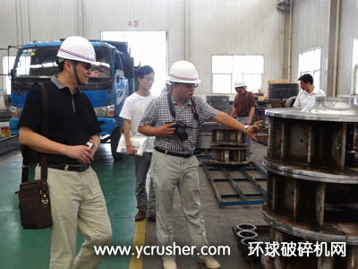 葛洲壩集團一行到洛陽大華重機車間參觀