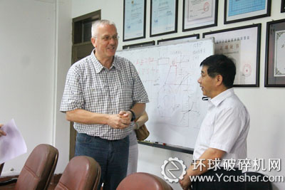 省人社廳副廳長一行人與德國籍專家烏利&bull;威尼克先生進(jìn)行會談