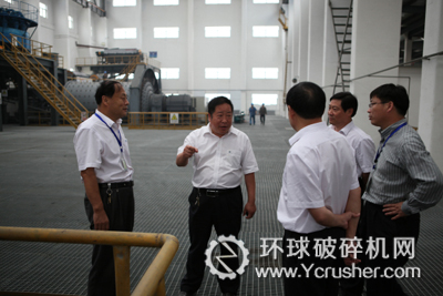 張廷玉在&ldquo;會寶嶺鐵礦公司&rdquo;廠房內檢查