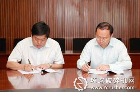 山寶破碎機(jī)總裁張勇(右一)與客戶簽約