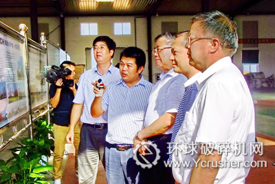 周軍武常務副總向胡彪主席簡要介紹海螺集團近年來的發展成就