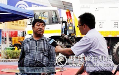 礦用車新疆區(qū)域忠實(shí)用戶趙忠澤參訪宇通重工亞博會(huì)展區(qū)